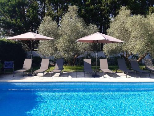 VILLA LES OLIVIERS, piscine chauffée XXL, jardin de 2500m2, ping pong, proche plage et lac