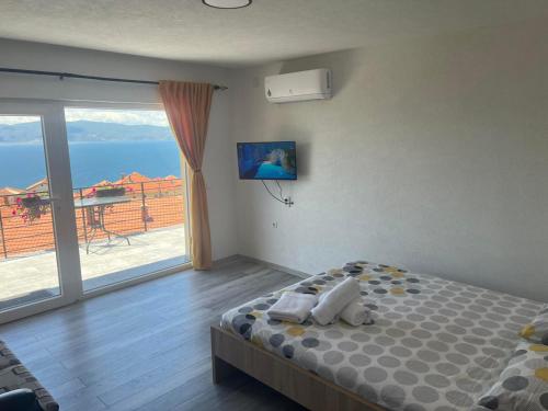 Postel nebo postele na pokoji v ubytování Apartments Sunset Jovanoski