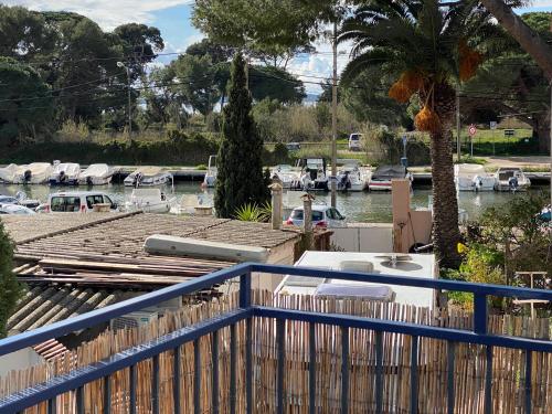 une vue d'une marina avec des bateaux dans l'eau dans l'établissement T2 Ayguade HYERES 83, à Hyères