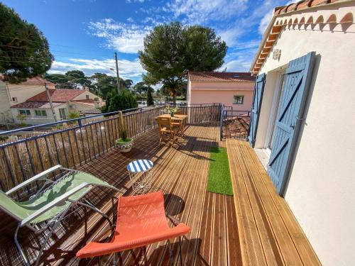 une terrasse avec des chaises et une table sur une maison dans l'établissement T2 Ayguade HYERES 83, à Hyères