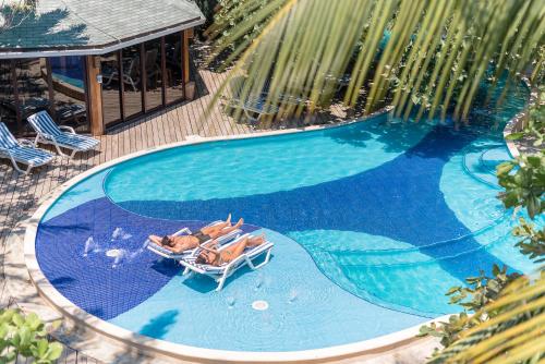 Bazén v ubytování Paradise Beach Hotel & Resort nebo v jeho okolí