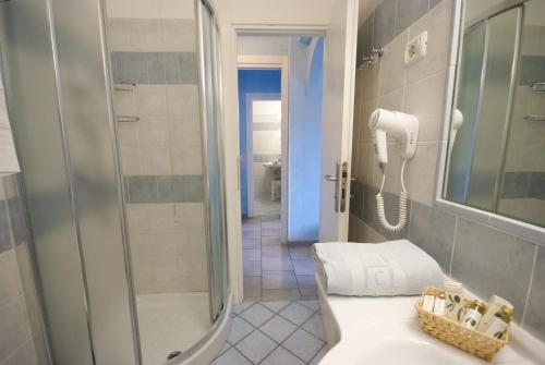 Ett badrum på Hotel dei Coralli