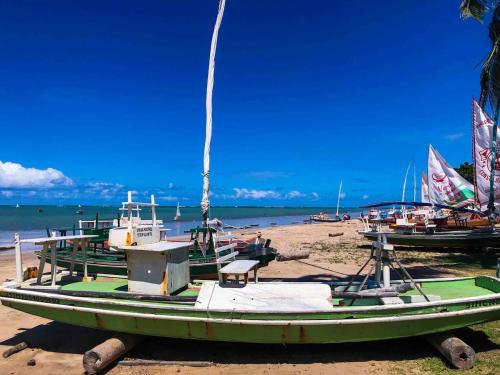 Un grupo de barcos sentados en la playa en TENERIFE - 107 · T-07: Beira mar da Pajuçara Piscinas Naturais, en Maceió