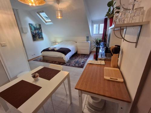 une petite pièce avec un lit et une table dans l'établissement appartement chez Eric 7, à Tours