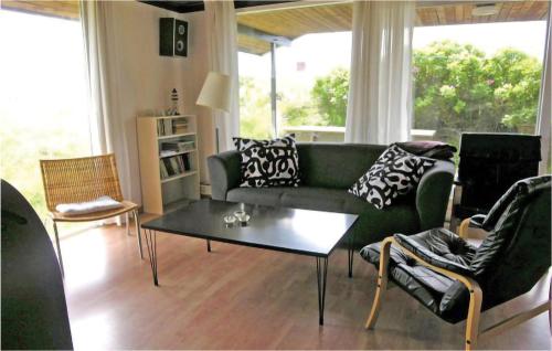 un soggiorno con un divano verde e un tavolo di Holiday Home Svenstibakkevej Frøstrup Xii a Lild Strand