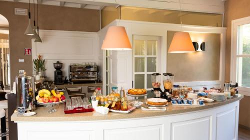 Una cocina con una encimera con comida encima. en Hotel Villa Nabila, en Reggiolo