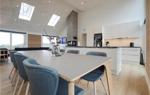 Kuchyň nebo kuchyňský kout v ubytování Stunning Home In Haderslev With Kitchen
