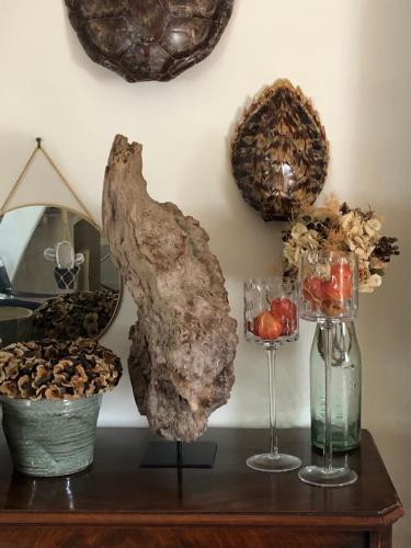 une table avec deux verres et une sculpture dessus dans l'établissement La Thibautière, à Blaison-Gohier