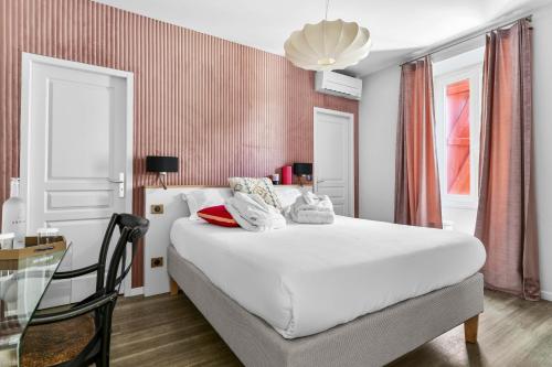 Postel nebo postele na pokoji v ubytování Hôtel Argia