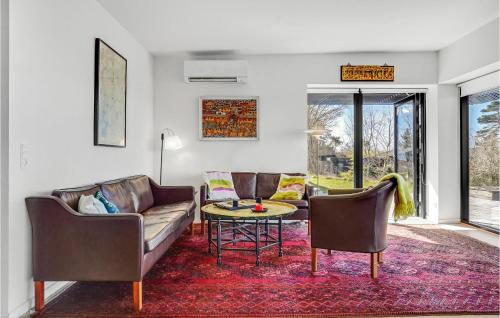 Una sala de estar con un sofá y sillas y una mesa. en 4 Bedroom Beautiful Home In Knebel, en Knebel