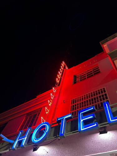 a neon sign on the side of a building at Hotel Goiânia Palace in Goiânia