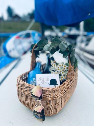 a wicker basket sitting on top of a table at Ubytování na plachetnici in Živohošť