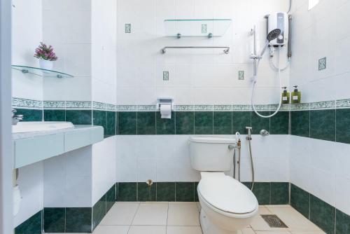 une salle de bain avec toilettes et douche dans l'établissement PortDickson 6pax Seaview Muji Home 1min to Beach, à Port Dickson