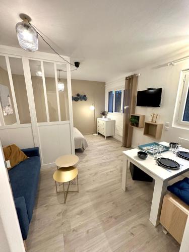 un salon avec un canapé et une table dans l'établissement Appartement proche de Cannes avec parking privé, au Cannet