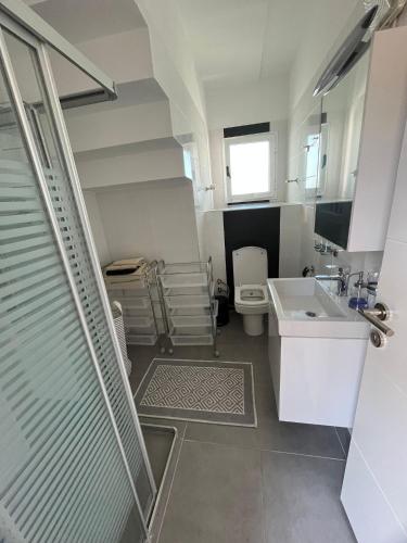 Ένα μπάνιο στο Пентхаус двух спальный с видом на море и горы в Татлысу