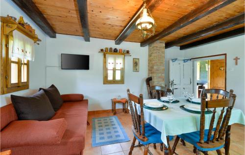 a living room with a table and a couch at Amazing Home In Sisinec in Šišinec