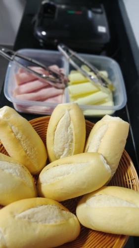 een bord met eten met uien en andere groenten bij Platinahotel in Juiz de Fora