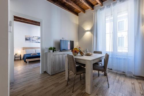 米兰Santa Giulia Suite - 15min Duomo - Olympic Arena的厨房兼餐厅，配有桌椅