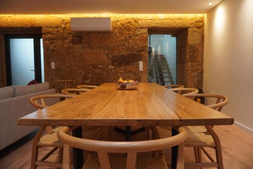 a large wooden table in a room with chairs at Casa 81 in Soito