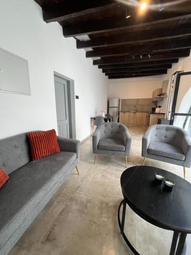Ein Sitzbereich in der Unterkunft Calavato Cottage