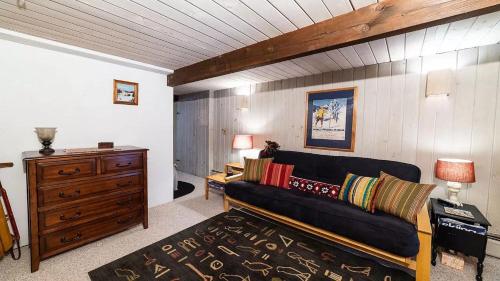 a living room with a couch and a dresser at Spring Hill 70 in Campton