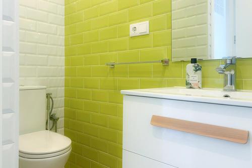 une salle de bain avec toilettes et lavabo dans l'établissement Sanlúcarsun Apartamento en el centro, à Sanlúcar de Barrameda
