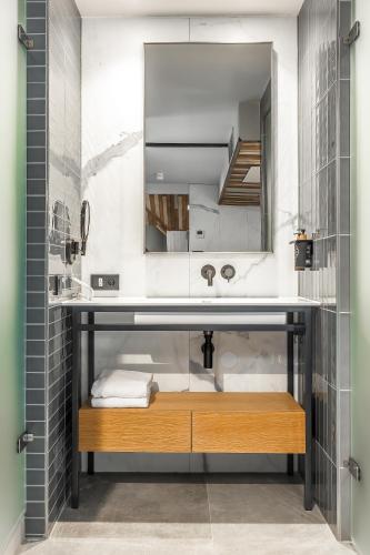 a bathroom with a sink and a mirror at Cityhotel Wood in Middelburg
