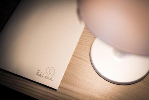a white computer mouse sitting on a wooden table at Hotel Al Prato in Padova