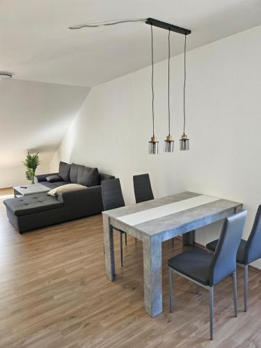 a dining room with a table and chairs at Ferienwohnung 55qm Mörnsheim in Mörnsheim