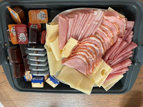 una scatola per il pranzo con prosciutto, formaggio e altre carni di Apartment Roth a Roth