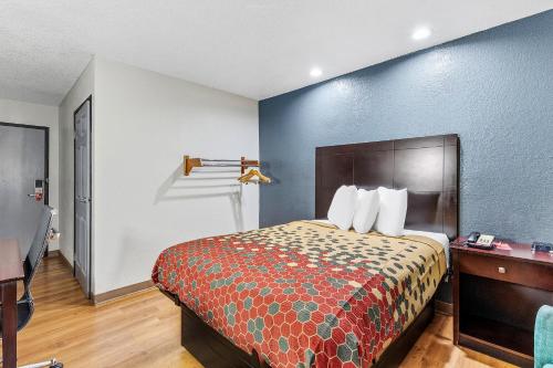 a hotel room with a bed and a desk at Econo Lodge Akron Copley Northwest in Montrose