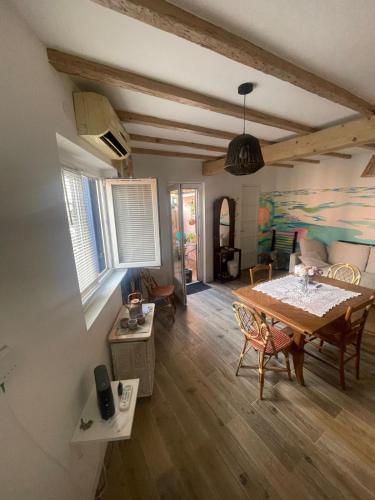 un salon avec une table et une salle à manger dans l'établissement Artscape Marseille, à Marseille