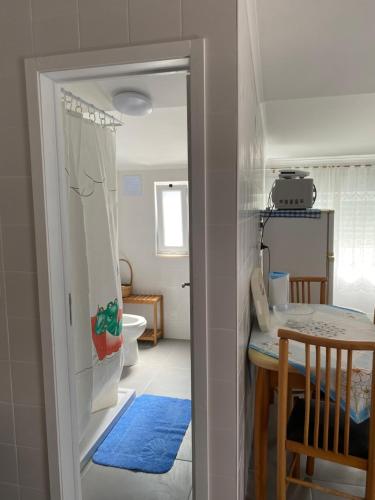 een kamer met een tafel en een eetkamer bij Casa Praia do Sul in Ericeira