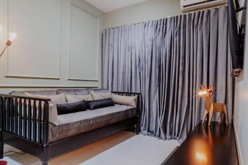 a living room with a couch and a deer in front of a window at Bee Guest - Apartamentos de Temporada Luxxor Flat in Cuiabá