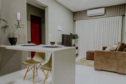 a kitchen and living room with a table and chairs at Bee Guest - Apartamentos de Temporada Luxxor Flat in Cuiabá