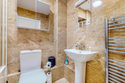 a bathroom with a toilet and a sink at 2 Bed with Garden & Free Parking near the Thames in London