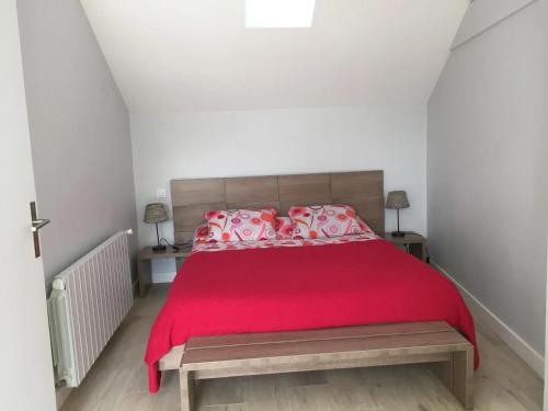 - une chambre avec un lit doté d'un couvre-lit rouge dans l'établissement Maison charmante près des plages de Capbreton avec jardin, à Capbreton