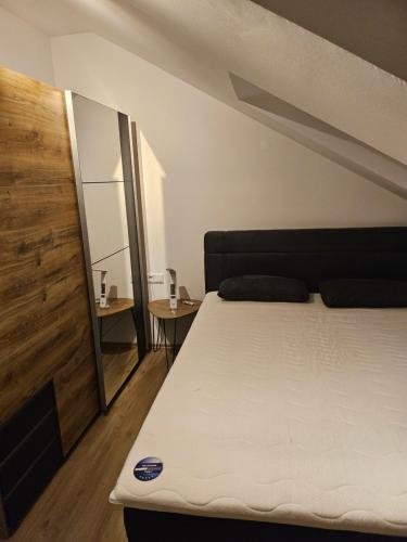 a bedroom with a bed and a mirror at Ferienwohnung 70qm Mörnsheim in Mörnsheim