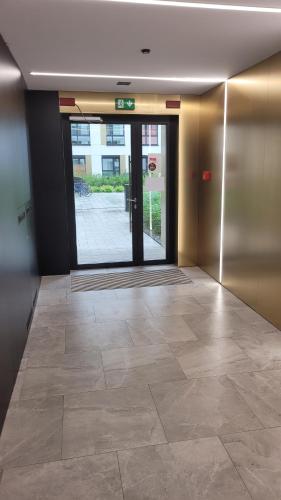 an empty hallway with a door to a building at Apartament Centrum Pestige Mińsk in Mińsk Mazowiecki