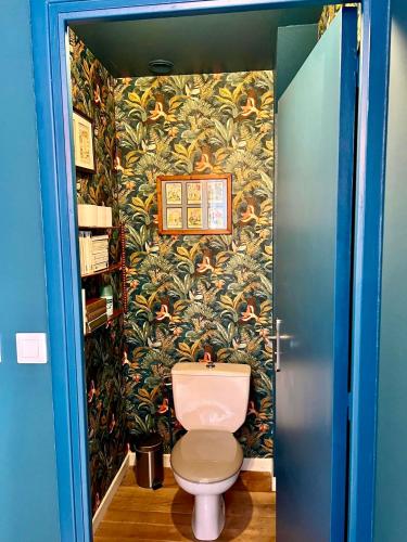 a bathroom with a pink toilet in a room at Chambres De St Michel in Paimpol