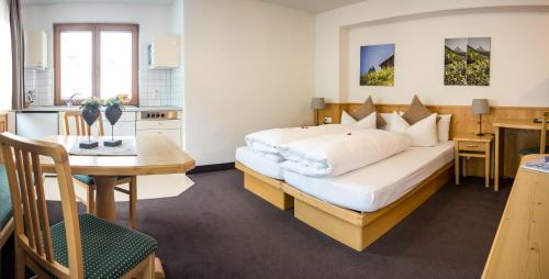 Säng eller sängar i ett rum på Hotel Montfort