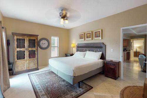 Ένα ή περισσότερα κρεβάτια σε δωμάτιο στο Sabino Canyon Condos