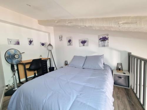 - une chambre avec un lit et un bureau avec un ventilateur dans l'établissement Joli studio en plein centre historique, à Aix-en-Provence