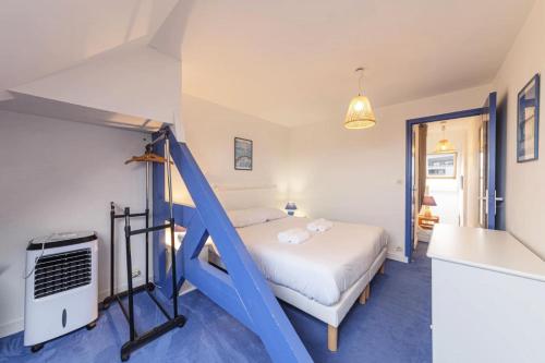 a bedroom with a bed with a blue ladder at Résidence La Commanderie - maeva Home - Appartement vue sur le port 2 pièces 4 personnes - Sélection - super Home MAE-7721 in Arzon