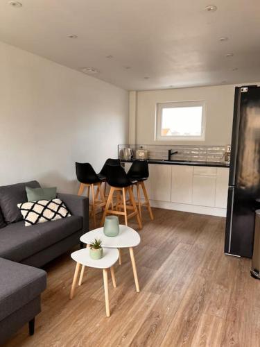 un salon avec un canapé et une table dans l'établissement Stella résidence face à la mer, à Cucq