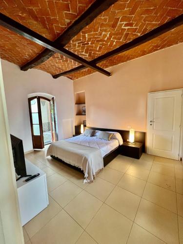 a bedroom with a bed and a brick wall at Borgo del 1700 Le Scuderie - bilocale in Travedona
