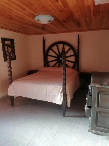 a bedroom with a large bed with a woodenokedokedokedokedokedokedoked at Comfortable house with sea view in São Roque do Pico in São Roque do Pico