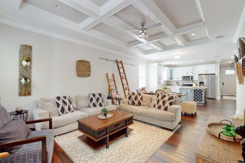 a living room with two couches and a table at Sunshine Palms in Tampa