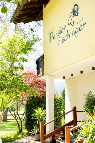 Ein Garten an der Unterkunft Pension Fischinger