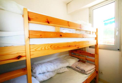 - un lit superposé dans une petite maison dans l'établissement Villegiales Tee1 - Appartement dans résidence avec piscine MAE-1184, à La Grande Motte